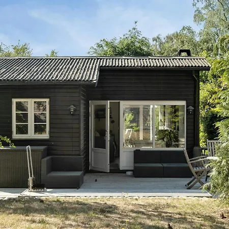 Modern Summer House Near Udsholt 펜션