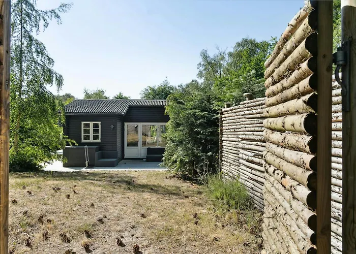 Modern Summer House Near Udsholt Hébergement de vacances Græsted